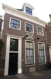 Pand met door forse kroonlijst afgesloten 18e-eeuwse gevel waarboven dakkapel