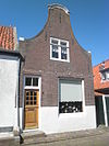 Karseboomstraat 2, Enkhuizen.JPG -  Pand met eenvoudige halsgevel