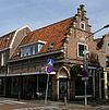 Pand met hoge trapgevel met bergstenen blokken