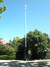 Vlaggenmast Snouck van Loosenpark, Enkhuizen.JPG -  Vlaggenmast met basis in Neo-Lodewijk XIV stijl.