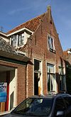 Pand met eenvoudige bakstenen puntgevel met toppilaster