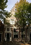 Pand met gepleisterd trapgeveltje