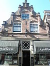 Pand met eind 16e-eeuwse topgevel met klimmende pilasters