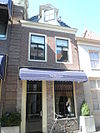 Westerstraat 82, Enkhuizen.JPG -  Pand met eenvoudige bakstenen lijstgevel onder zadeldak met dakkapel 