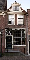 Pand met hoogst eenvoudige gevel, voor wellicht ouder pand
