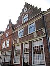 Pand met hoge bakstenen trapgevel