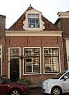 Zeer eenvoudig laag pand met zadeldak