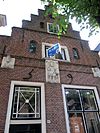 Pand met bakstenen trapgevel in ankers gedateerd 1595, pui