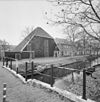 Overzicht voorgevel met gracht en bruggetje - Enkhuizen - 20339140 - RCE -  Boerderijen: Overzicht voorgevel met gracht en bruggetje 
