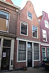 Pand met klokgevel, gesausd