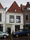 Houtmarkt 9 -  Woonhuis aan de Houtmarkt in Haarlem. Het afdak boven de deur is niet origineel. 