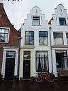 Pand met gepleisterde trapgevel