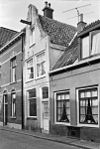 Pand met klokgevel, gepleisterd