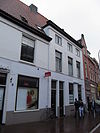 Pand met gepleisterde lijstgevel