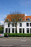 Pand met gepleisterde 18e-eeuwse gevel met zadeldak en rechte gootlijst, aansluitend op 2012-09-10 15-16-39 -  Pand met gepleisterde 18e-eeuwse gevel met zadeldak en rechte gootlijst, aansluitend op nr 3/5 