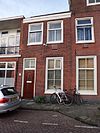 Pand met rechte kroonlijst, ingang met houten omlijstingen, plat dak