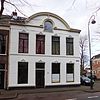 Pand met rechte kroonlijst met halfrond fronton