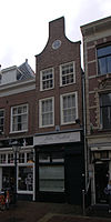 Pand met klokgevel met schuiframen van kleine roeden voorzien