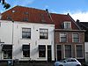 Pand met rechte kroonlijst en hoog zadeldak, in oorsprong 16e eeuw