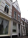 Pand met gepleisterde topgevel