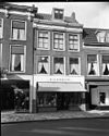 Pand met brede in- en uitspringende kroonlijst onder zadeldak