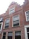 Pand met trapgevel, top tot boog afgeknot