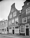 Pand met klokgevel, vroeger trapgevel, gemetselde bogen boven de vensters