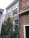 Pand met gepleisterde lijstgevel