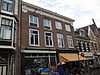 Pand met brede gevel met rechte kroonlijst, rustend op eenvoudige consoles