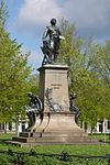 Frans-hals-standbeeld-florapark.JPG - Bronze statue on granite pedastal of Frans Hals in Florapark, Haarlem, erected in 1900.