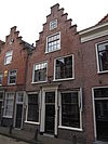 Pand met trapgevel, houten deuromlijsting