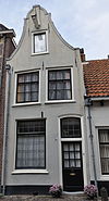 Ridderstraat 35 -  Pand met klokgevel, gepleisterd 