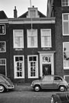 Pand met lijstgevel, terzijde gepleisterd