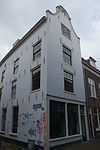 Pand met gepleisterde klokgevel