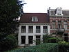 Gepleisterd huis met zadeldak en rechte gootlijst