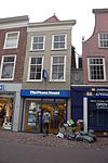 Pand met rechte kroonlijst, wit geverfd