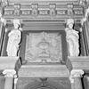 Interieur- detail van de wandversiering van de hal - Haarlem - 20096604 - RCE -  Teylerstichting: Interieur: detail van de wandversiering van de hal 