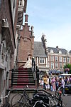 Haarlem-stadhuis-trouwerij -  pas getrouwde echtpaar op het bordes van het Haarlems Stadhuis.