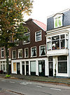 Pand met afgewolfde topgevel