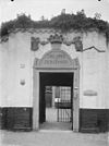 Poort met beeldhouwwerk - Haarlem - 20096501 - RCE -  Het Dolhuys: Poort met beeldhouwwerk (opmerking: In: Buiten ; 18(1924), nr. 28, p. 329) 