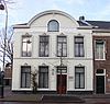 Pand met rechte kroonlijst met halfronde fronton