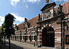 Oudemannenhuis toegangspoort (Haarlem).JPG -  The entrance of the Oudemannenhuis in Haarlem. In 1609 the first elderly people resided here after they took off an oath to the regents. Now the Oudemannenhuis is the location of the Frans Hals Museum.  De toegangspoort van het Oudemannenhuis in Haarlem. In 1609 namen de eerste bejaarden hun intrek nadat ze een eed aan de regenten hadden afgelegd. Nu is het Oudemannenhuis het onderkomen van het Frans Hals Museum.