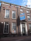 Statig patriciershuis, gevel met rechte kroonlijst met gesneden consoles, houten ingangsomlijsting