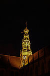 Grote Kerk Haarlem bij nacht -  Foto van de uitgelichte toren bij nacht. 