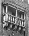 Balcon aan de voorgevel - Haarlem - 20096071 - RCE -  Stadhuis: balcon aan de voorgevel 