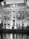 Overzicht voorgevel - Haarlem - 20097049 - RCE -  Bisschopshuis: Overzicht voorgevel (opmerking: In: Buiten ; 18(1924), nr. 42, p. 500) 