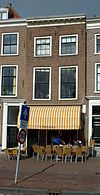 Pand met lijstgevel met nieuwe onderpui