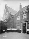 Gevel met ingangspartij - Haarlem - 20096502 - RCE -  Het Dolhuys: Gevel met ingangspartij (opmerking: In: Buiten ; 18(1924), nr. 28, p. 331) 
