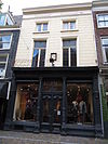 Pand met gepleisterde lijstgevel, uit de 18e eeuw, winkelpui midden 19e eeuw