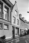 Pand met gepleisterde topgevel